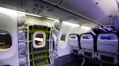 Na odtrhnutom paneli z lietadla Boeing zrejme chýbali štyri skrutky