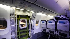 Na odtrhnutom paneli z lietadla Boeing zrejme chýbali štyri skrutky