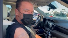 Vakcínu proti koronavírusu dostal už aj legendárny Terminátor. Pre fanúšikov má jasný odkaz