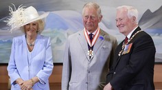 Kanadský guvernér porušil protokol. Dotkol sa britskej kráľovnej