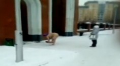 Nahá matka chodila v zime s plačúcim dieťaťom na rukách