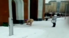 Nahá matka chodila v zime s plačúcim dieťaťom na rukách