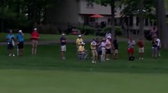 Au! To bola šupa. Golfová loptička skončila na hlave diváka