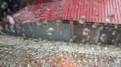 Fotky a videá od vás: Takéto krupobitie ešte nazažili. Pri Nitre zatopilo celú ulicu