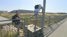 V Nitre rozšíria linky MHD aj do obchodu. Zamestnanci fabrík, ktorí denne preskakujú plot, sa nedočkali