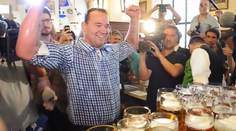 Nemec prekonal svetový rekord v nosení piva. V rukách mal takmer 70 kíl