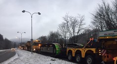 Konvoj s demolačným strojom je už v Prešove. Česi zbúrajú časti paneláku zadarmo