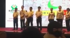 Choré praktiky? Zamestnanci banky dostali za zlé výkony palicou po zadku