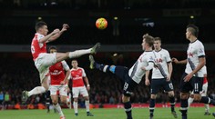 Arsenal nevyužil zaváhanie. S Tottenhamom iba remizoval