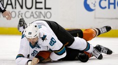 Brutálny faul, za ktorý si hráč San Jose Sharks vyslúžil tvrdý trest