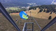 Paraglajdista sa zamotal do lana sedačkovej lanovky