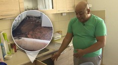 Kuchyňu im pravidelne zaplavuje čierna smradľavá voda