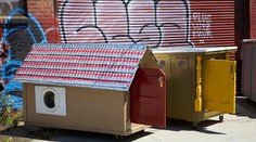 Z odpadkov vyrába domy pre bezdomovcov