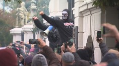 Rok protestov očami antikonfliktného tímu. Často stretávajú tých istých ľudí