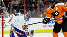 Halák prvou hviezdou pri výhre Islanders, premiérový gól Jurča