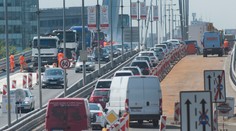 S novým asfaltom na Moste SNP nie sú spokojní všetci vodiči. Vraj je hrboľatý