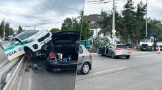 VIDEO: Zrážka v Bratislave. Policajné vozidlo po náraze skončilo na zvodidlách