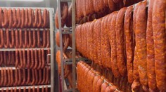 Domáce alebo z veľkovýroby? Skúsený mäsiar prezradil tajný tip pri výrobe klobás