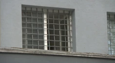 Muž, ktorého našli mŕtveho v cele v Bratislave, bol podozrivý z týrania. Údajne ho udusil spoluväzeň