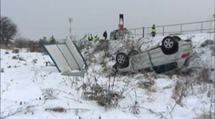 Mladík autom zmietol ženu, ktorá stála na zastávke