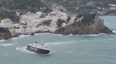 VIDEO: Ľudia kričali od hrôzy, autá lietali zo strany na stranu. Obrovské vlny takmer potopili trajekt