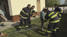 Studenú sprchu dostali dievčatá aj od hasičov v plnej zbroji