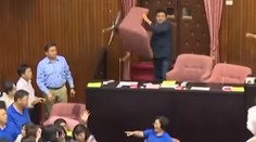 VIDEO: Taiwanskí poslanci sa navzájom škrtili, lietali aj stoličky