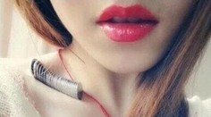 Ďalší bizarný test štíhlosti: Koľko mincí udrží kľúčna kosť?