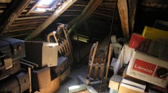 V kufri odloženom v sklade na okraji mesta našli pozostatky dvoch detí. Matka sa po rokoch priznala