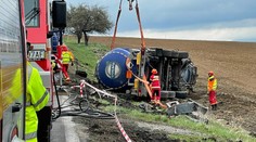 Pri prírodnom prameni Budiš sa prevrátila cisterna s kyselinou. Polícia pre únik mraku uzavrela okolie