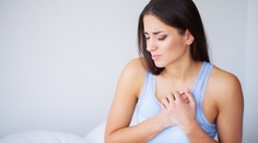 Bolia vás prsia? Vyriešiť to môže masáž aj obklady