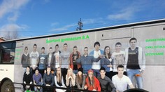 FOTOGALÉRIA: Maturanti si zavesili tablo na autobus MHD