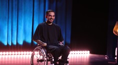 Komik Bekim Aziri: Niekedy je ťažké priznať si, že nedokážete nakrájať jedlo. Ale s humorom ide všetko ľahšie