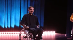 Komik Bekim Aziri: Niekedy je ťažké priznať si, že nedokážete nakrájať jedlo. Ale s humorom ide všetko ľahšie