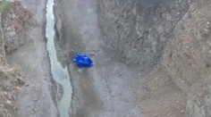 Z týchto záberov ide hrôza! Autobus plný ľudí sa zrútil do 100-mertrovej rokliny