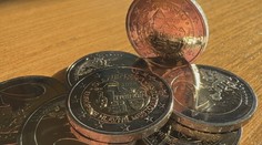 Po novej dvojeurovej minci sa len tak zaprášilo. Ľudia na ňu v mrazoch čakali dlhé hodiny