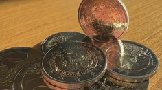 Po novej dvojeurovej minci sa len tak zaprášilo. Ľudia na ňu v mrazoch čakali dlhé hodiny