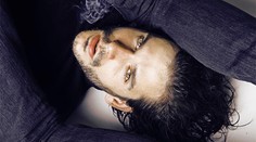 Tento krásavec v Milenkách zamieša karty. Ktorá mu neodolá?