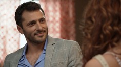 Alex chce dostať do postele túto sexicu. Zahrala si ju známa tanečnica