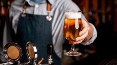 Nechcú na palube opilcov. Známa aerolinka žiada obmedziť konzumáciu alkoholu na letiskách