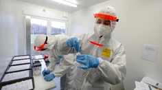 Aj v sobotu pribudli tisíce nových prípadov nákazy koronavírusom a 14 obetí