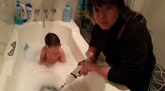 Matka pobúrila internet. K dieťaťu do vane vopchala elektrospotrebič