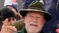 Schwarzeneggera zadržali pre hodinky na letisku, teraz ich vydražili