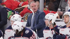 V NHL skončil vo funkcii prvý tréner v tomto ročníku. Jeho nástupca bude najstarším koučom profiligy