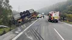 Vážna nehoda pri Oravskom Podzámku. Kamión skončil na streche, rýchlostnú cestu uzatvorili