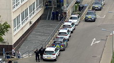 Manévre pred budovou policajnej inšpekcie. Pri akcii Klient zadržali sedem ľudí vrátane štyroch policajtov