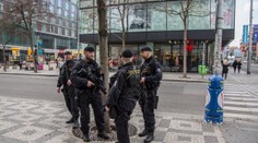 Česko zaviedlo preventívne opatrenia. Policajti s dlhými zbraňami budú v teréne až do nového roka