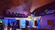 Vytiahli ich z horiaceho domu. Policajti riskovali vlastné životy, aby zachránili babku s vnukom