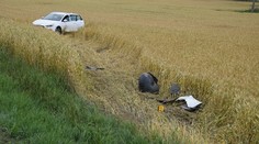 Opitý vodič skončil v poli, po nehode zaspal. Zobudili ho až policajti