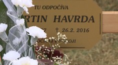 Synovi niekoľkokrát volali záchranku. Pomoc neprišla, mladík zomrel